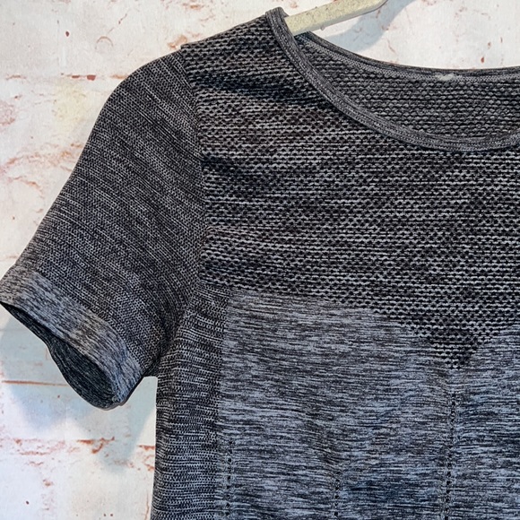 Fabletics fitted workout top Large short sleeve stretch crew neck heathered grey - Picture 2 of 7